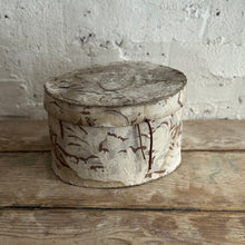 Load image into Gallery viewer, Early 19th Century French Hatbox
