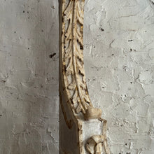 Load image into Gallery viewer, Late 18th Century Italian Wooden Corbel