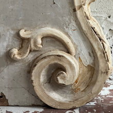 Load image into Gallery viewer, Late 18th Century Italian Wooden Corbel