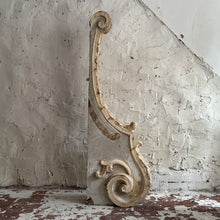 Load image into Gallery viewer, Late 18th Century Italian Wooden Corbel