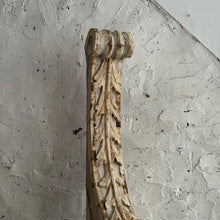 Load image into Gallery viewer, Late 18th Century Italian Wooden Corbel