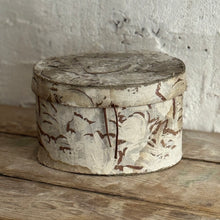 Load image into Gallery viewer, Early 19th Century French Hatbox