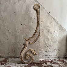 Load image into Gallery viewer, Late 18th Century Italian Wooden Corbel