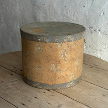 Load image into Gallery viewer, Early 19th Century French Hatbox