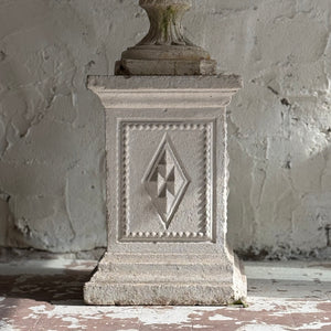 Early 20th Century Medici Urn On Plinth