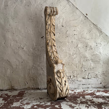 Load image into Gallery viewer, Late 18th Century Italian Wooden Corbel